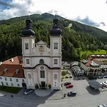 Kirchenwirt In Maria Schutz *